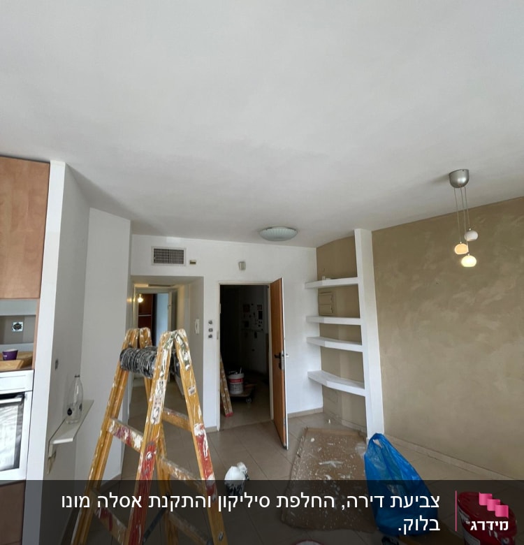 סולם עץ עם כתמי צבע, דלי צבע פתוח